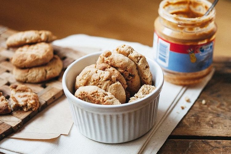 Кето-печенье с творогом и арахисовой пастой