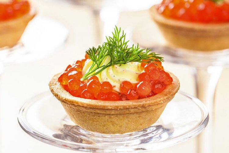 Тарталетки со сливочным сыром, красной икрой и васаби
