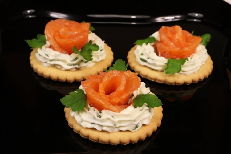 Закуска с лососем на крекерах