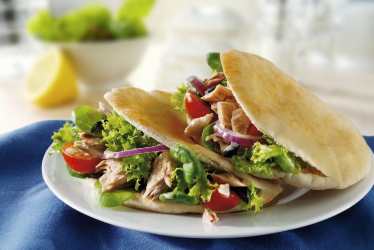 Пита с тунцом и авокадо