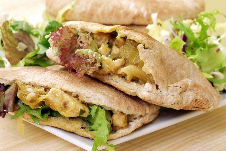 Пита с курицей и ананасами