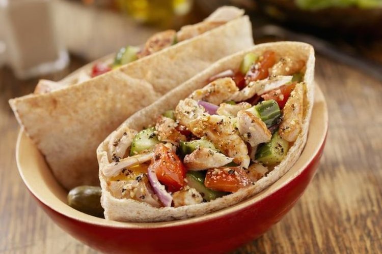 Пита с курицей и квашеной капустой