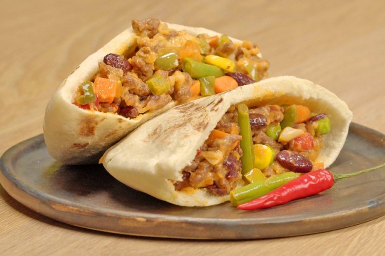 Пита с мясным фаршем и фасолью