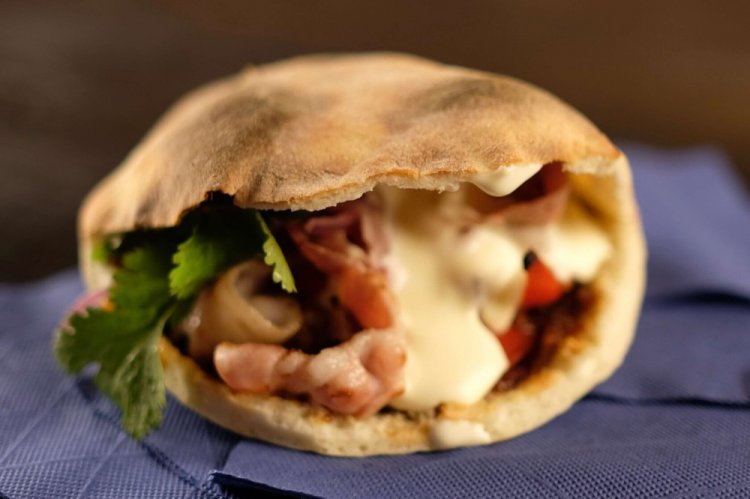 Пита с беконом и помидорами