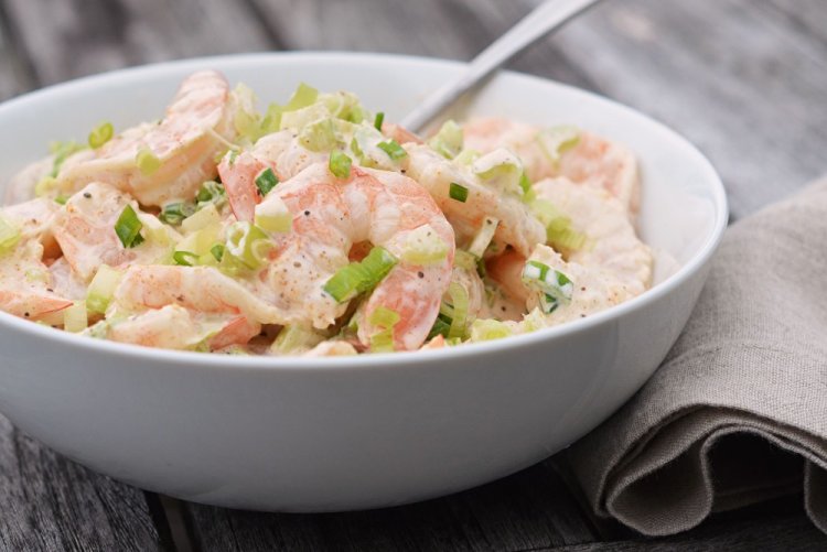 Кето-салат с креветками, сельдереем и авокадо