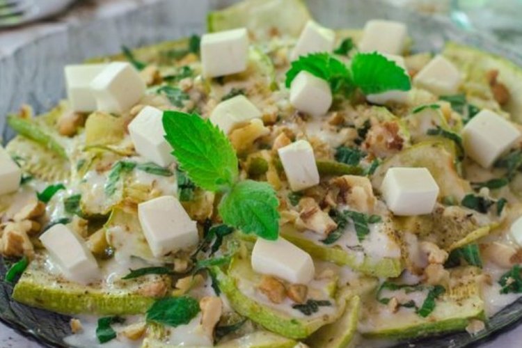 Кето-салат с кабачками