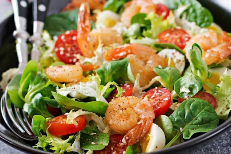 Салат с курицей и креветками