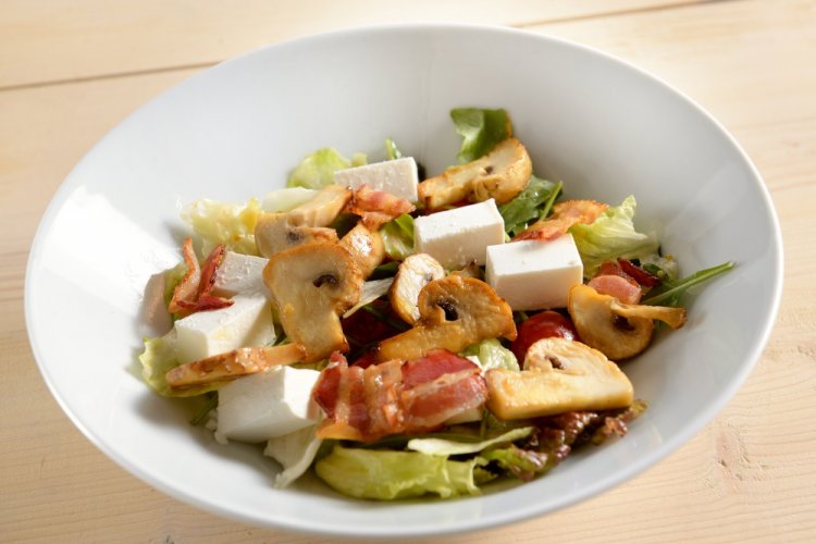 Салат с беконом и шампиньонами