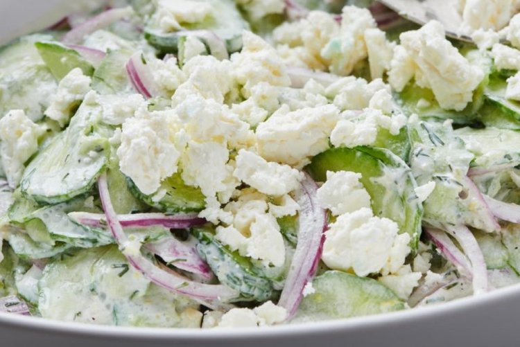 Огуречный салат со сливочным сыром