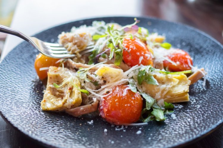 Салат с помидорами черри и артишоками