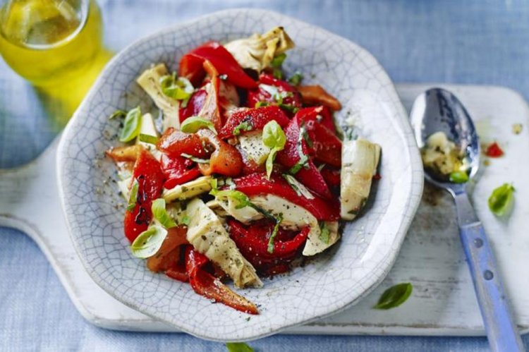 Салат с артишоками и запеченным перцем