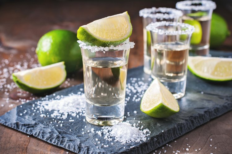 С чем пьют текилу: как правильно смешивать и какую закуску выбрать