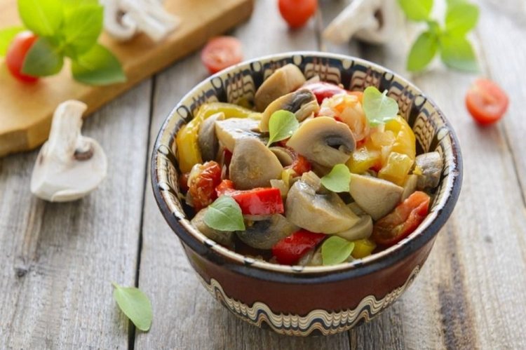 Салат с овощами, кресс-салатом и грибами