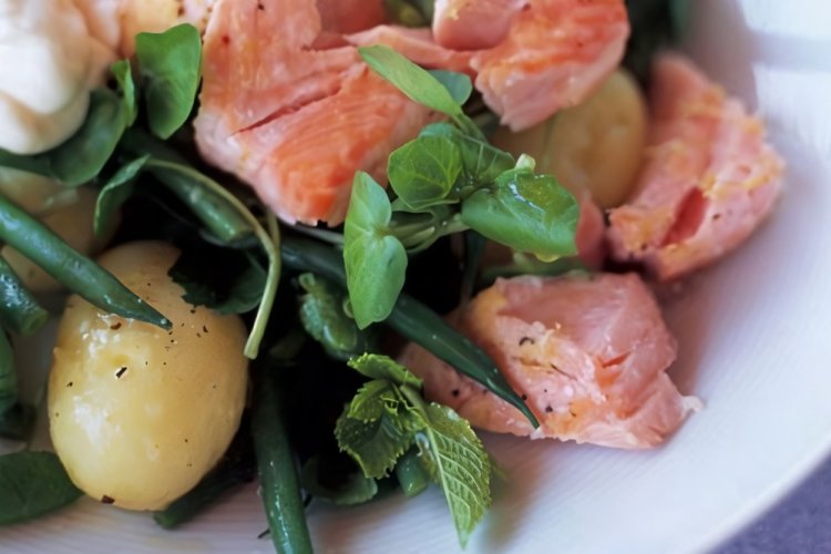 Салат с копченым лососем и кресс-салатом