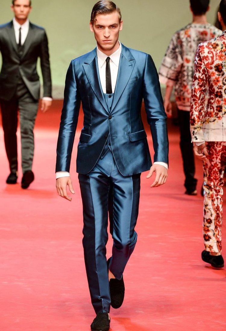 Костюмы из необычных тканей