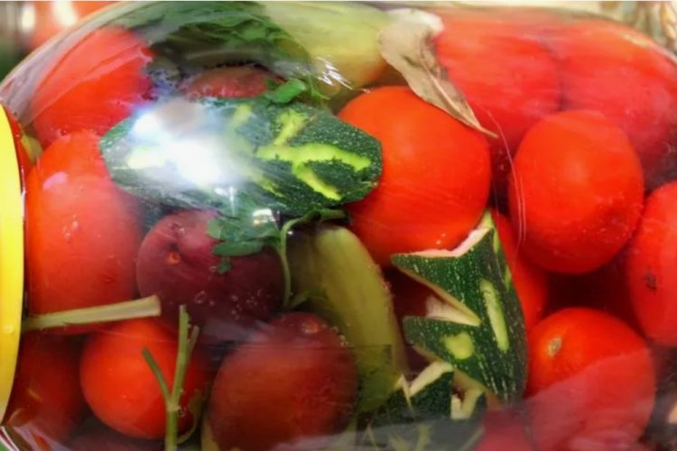 Овощное ассорти со сливами на зиму