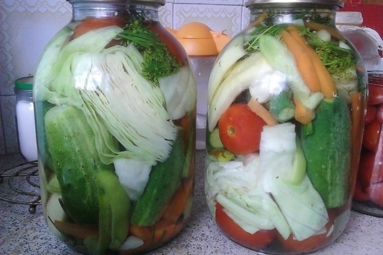 Овощное ассорти с капустой на зиму