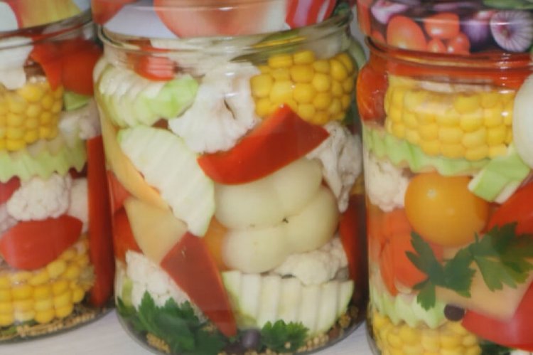 Овощное ассорти с кукурузой на зиму