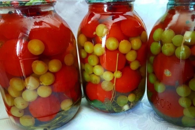 Маринованные помидоры с виноградом на зиму