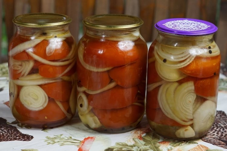 Пряные помидоры с луком без стерилизации