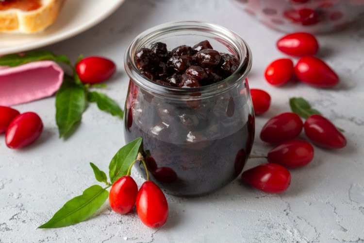 Варенье-пятиминутка из кизила с косточками