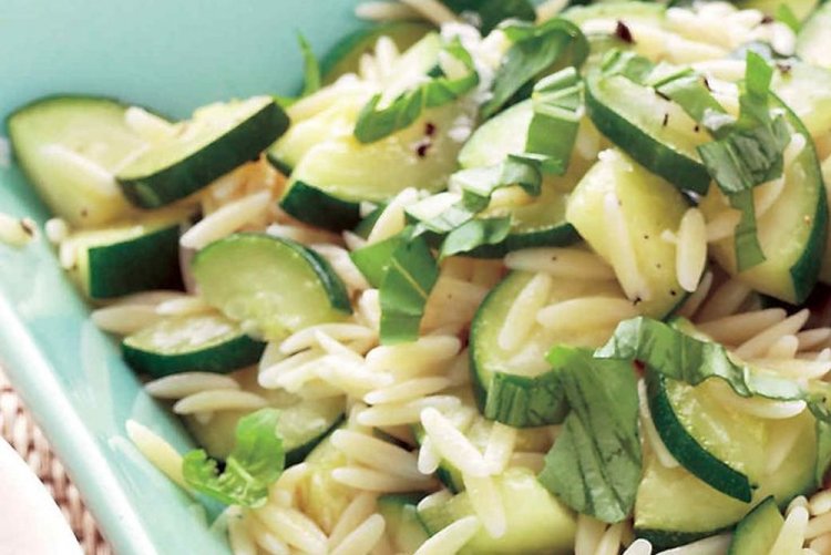 Салат из пасты орзо с кабачками и стручковой фасолью