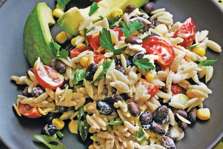 Салат с орзо и фасолью