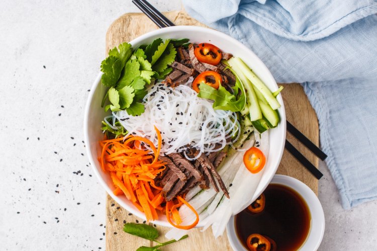 15 рецептов с рисовой лапшой, которые придутся по вкусу каждому