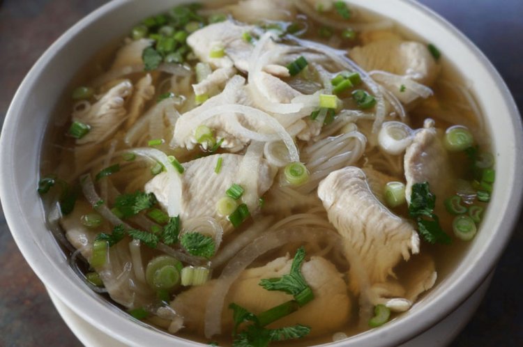 Куриный суп с рисовой лапшой и зеленым горошком