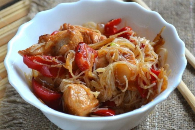 Рисовая лапша с курицей и помидорами
