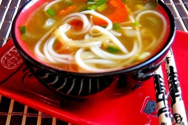 Луковый суп с рисовой лапшой