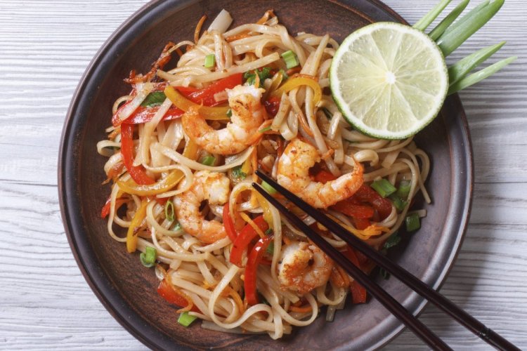 Рисовая лапша с креветками и болгарским перцем