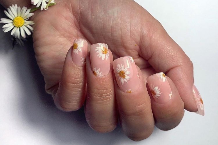 Цветочные акценты на ногтях