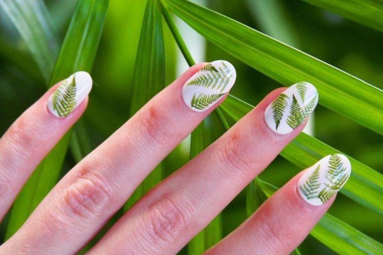 Тропические листья на ногтях
