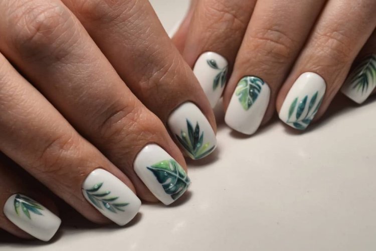 Тропические листья на ногтях