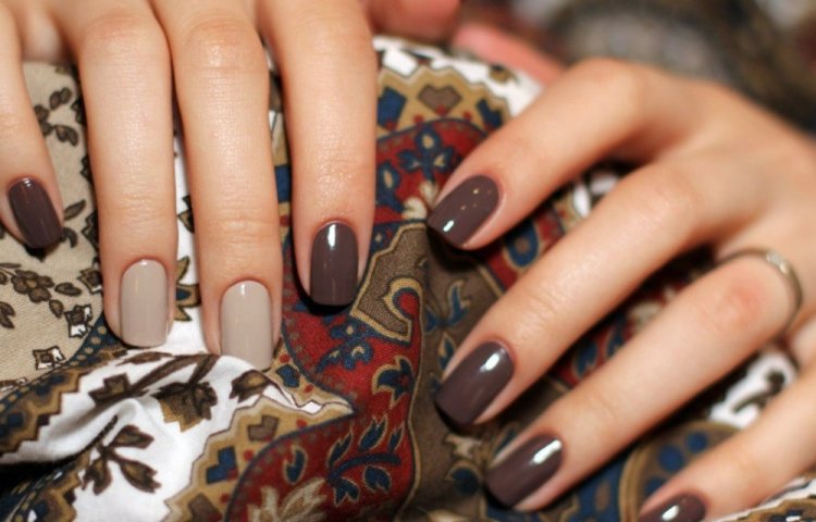 Коричневый маникюр