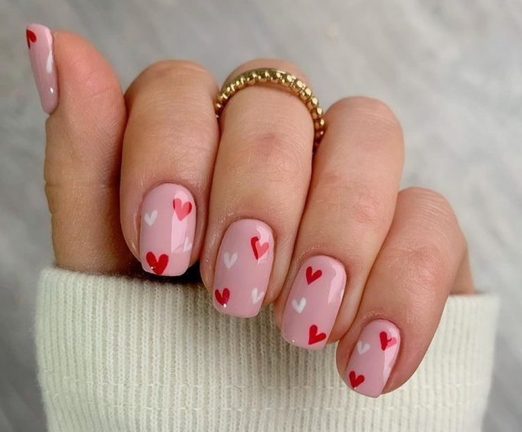 Маникюр с сердечками