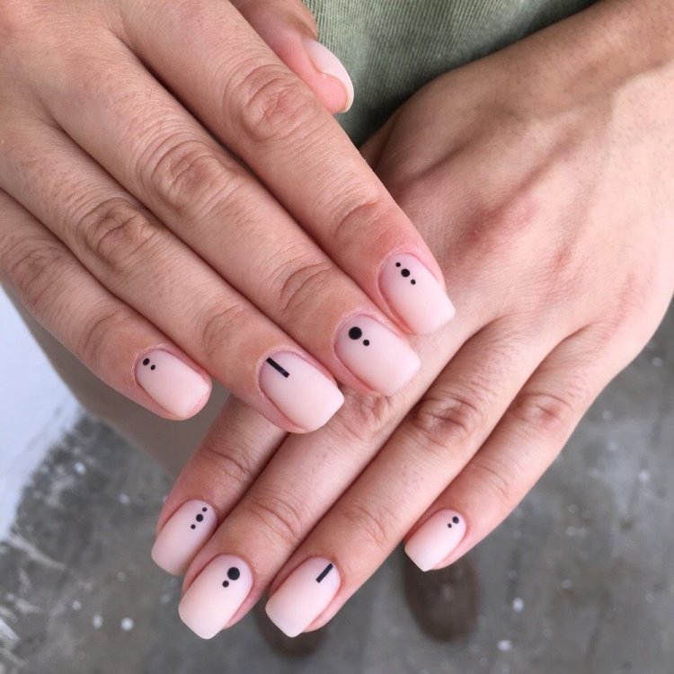 Минималистичный маникюр с яркой точкой