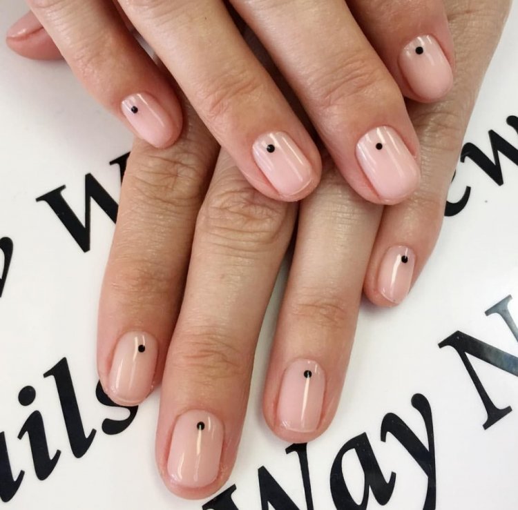 Минималистичный маникюр с яркой точкой