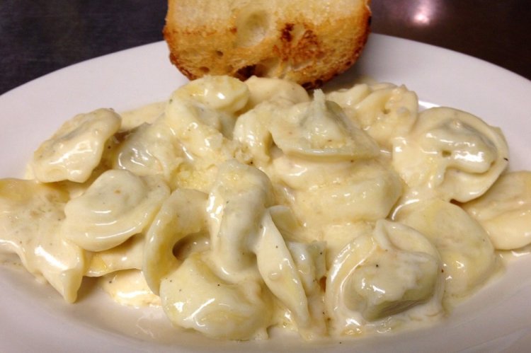 Жареные пельмени в сливочном соусе на сметане