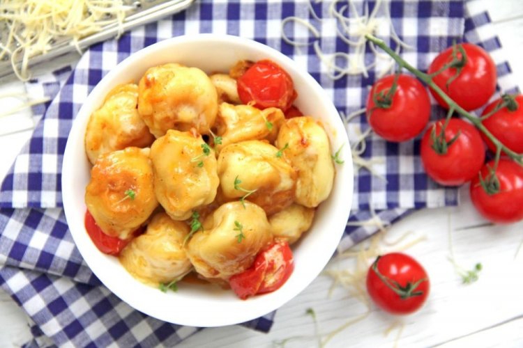 Жареные пельмени с помидорами в сливочном соусе