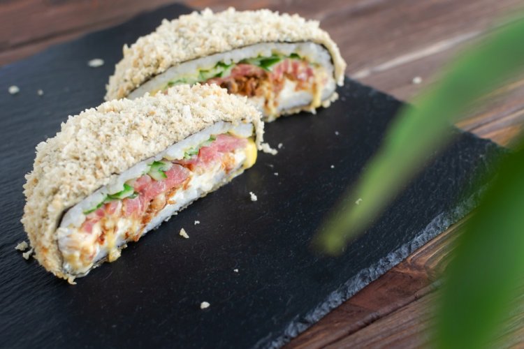 Суши-бургер с лососем и авокадо