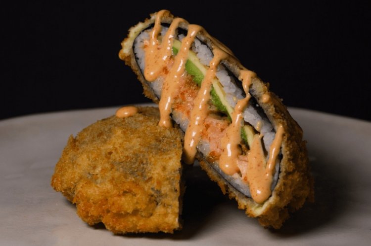 Суши-бургер с крабовыми палочками и огурцом