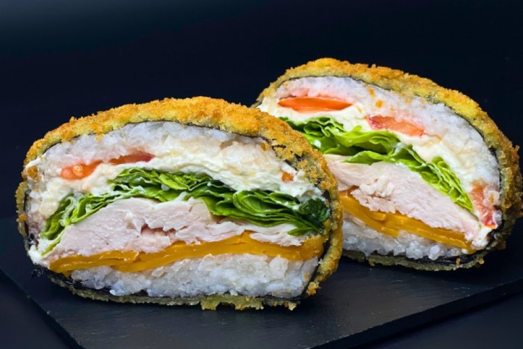 Суши-бургер с копченой курицей