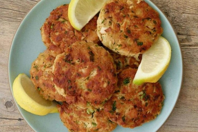 Котлеты из консервированного тунца на противне в духовке