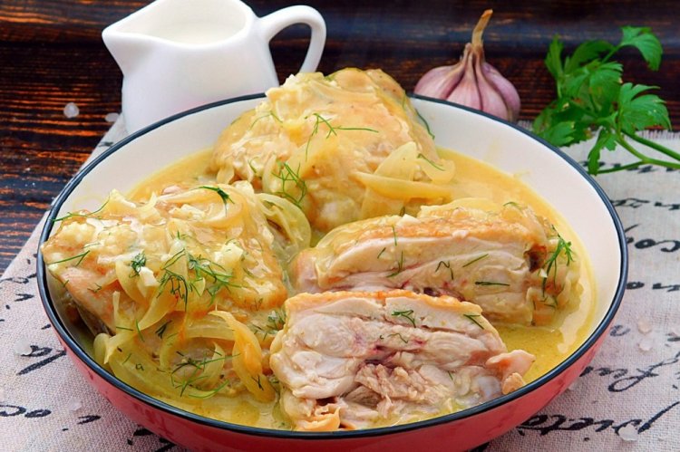 Куриные бедра с луком и сметаной на сковороде