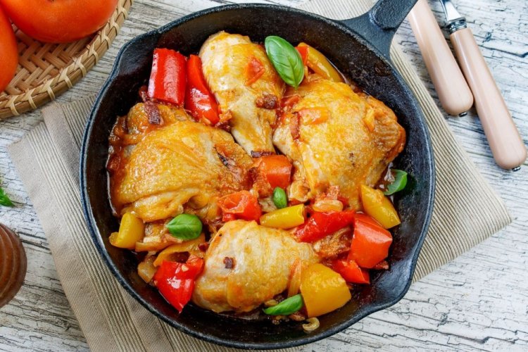 Куриные бедра с овощами на сковороде