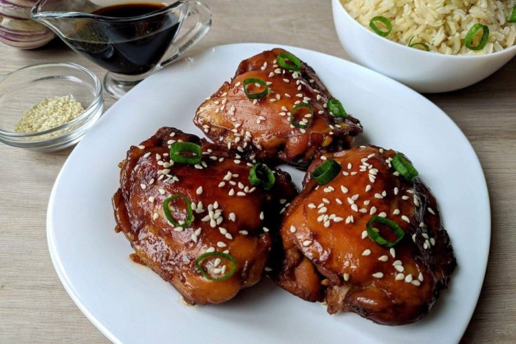 Куриные бедра с имбирем на сковороде