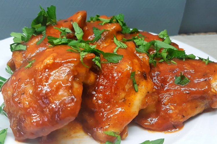 Куриные бедра с подливкой на сковороде