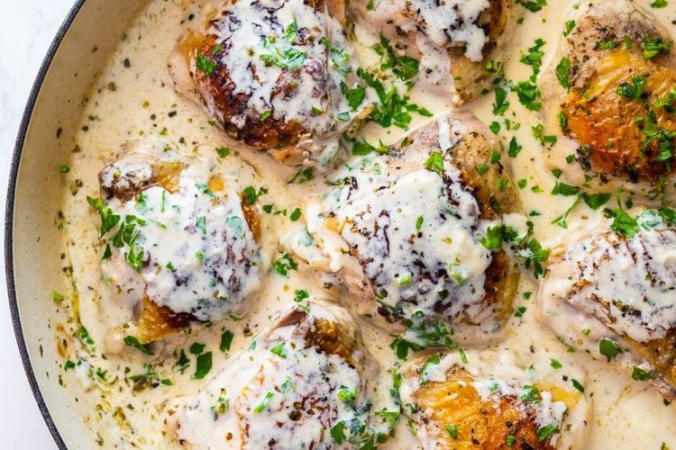 Куриные бедра в сливках на сковороде